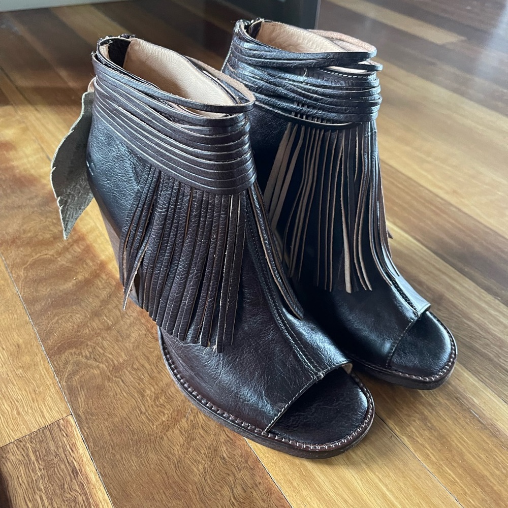 Womens Bed Stu Shoes New without box size 9.5 Dark Brown leather with fringe